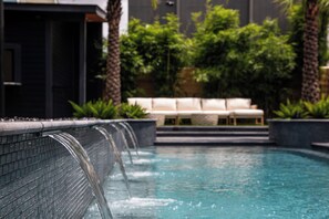Outdoor pool, pool umbrellas, pool loungers - The Blackbird Hotel (New Orleans)