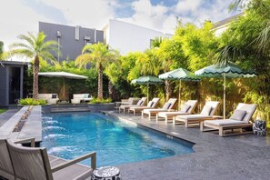 Utendørsbasseng, bassengparasoller og solsenger