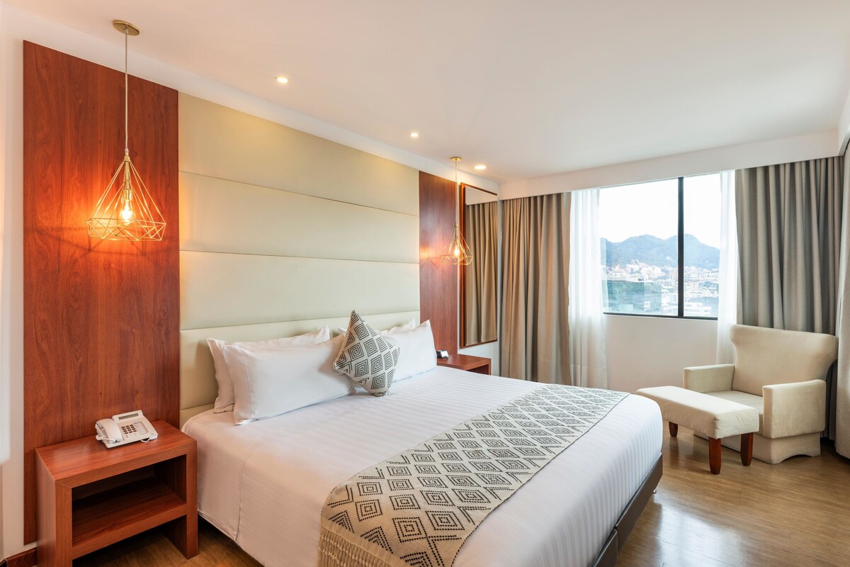 Deluxe Room | Hypo-allergenic bedding available, in-room safe, desk, blackout drapes