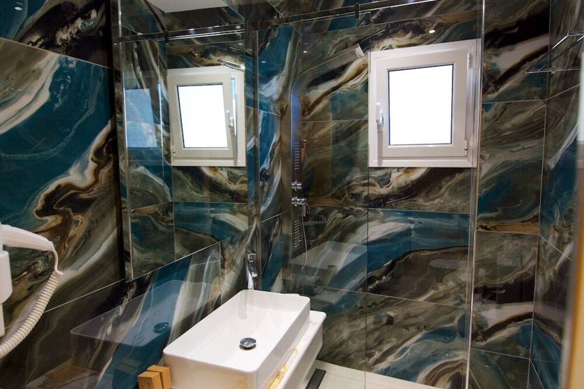 single room | bathroom | free toiletries, hair dryer, towels