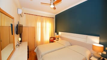 Habitación con 1 cama doble o 2 individuales | Colchones con acolchado adicional, minibar, caja fuerte y escritorio