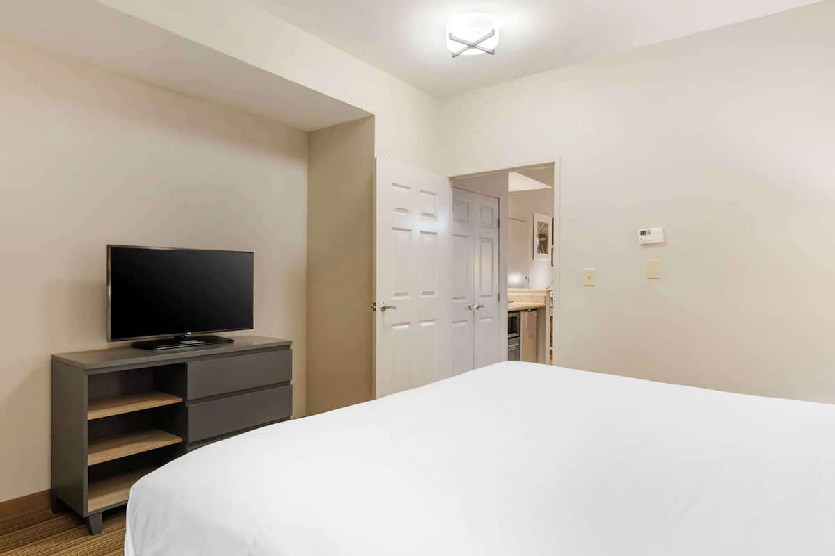 1 bedroom, premium bedding, desk, iron/ironing board