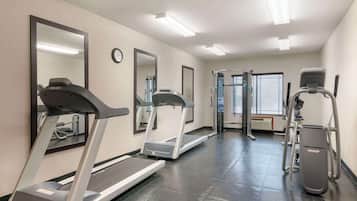 Una palestra con tapis roulant, ellittica e cyclette.