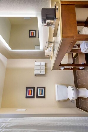 Standard-Suite, Nichtraucher | Badezimmer | Duschwanne, Designer-Toilettenartikel, Haartrockner, Handtücher