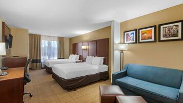 Ropa de cama de alta calidad y caja de seguridad en la habitación