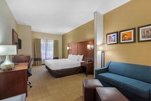 Ylelliset vuodevaatteet, tallelokero huoneessa, työpöytä, pimennysverhot