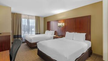 Ropa de cama de alta calidad y caja de seguridad en la habitación