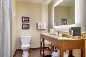 Hochwertige Bettwaren, Zimmersafe, Schreibtisch, Verdunkelungsvorhänge