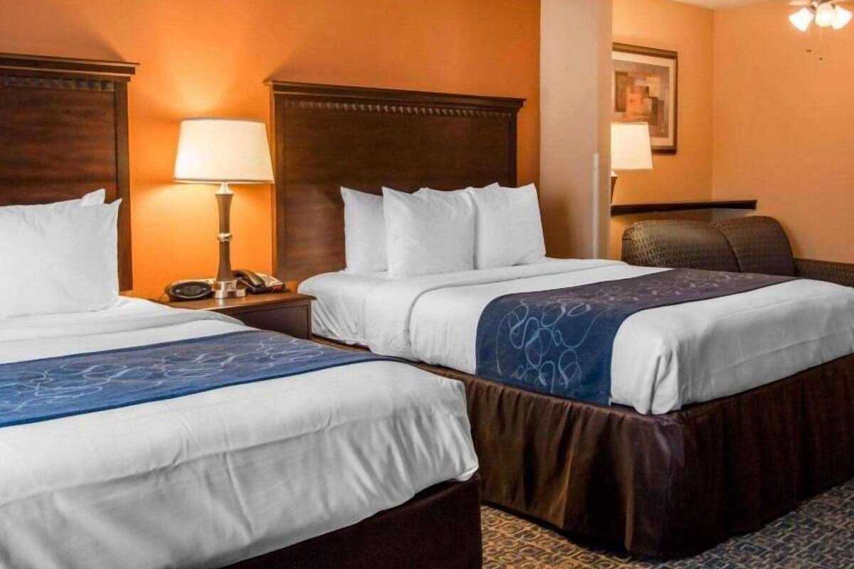 Ylelliset vuodevaatteet, tallelokero huoneessa, työpöytä, pimennysverhot