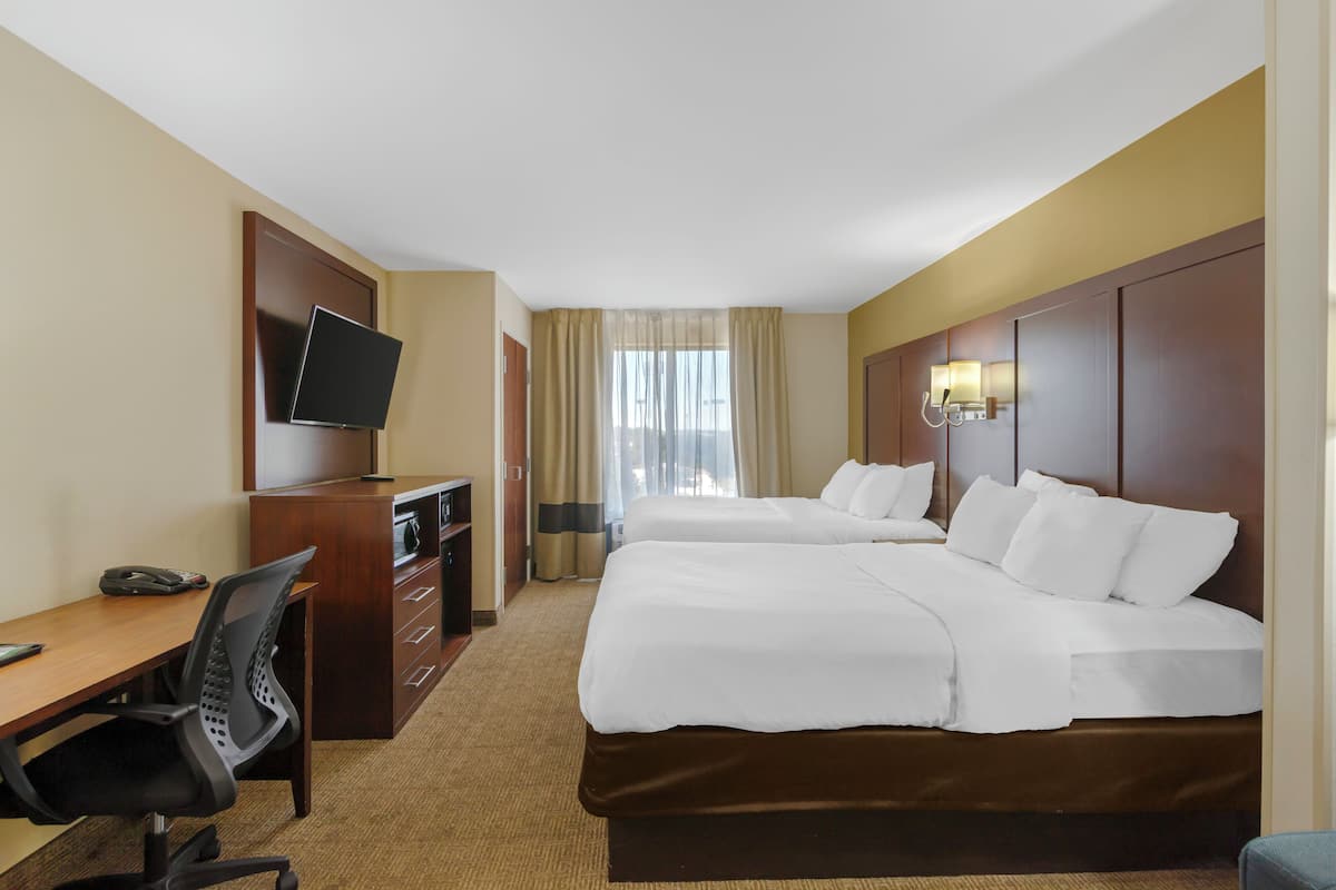 Hochwertige Bettwaren, Zimmersafe, Schreibtisch, Verdunkelungsvorhänge