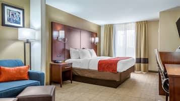 Ylelliset vuodevaatteet, tallelokero huoneessa, työpöytä, pimennysverhot