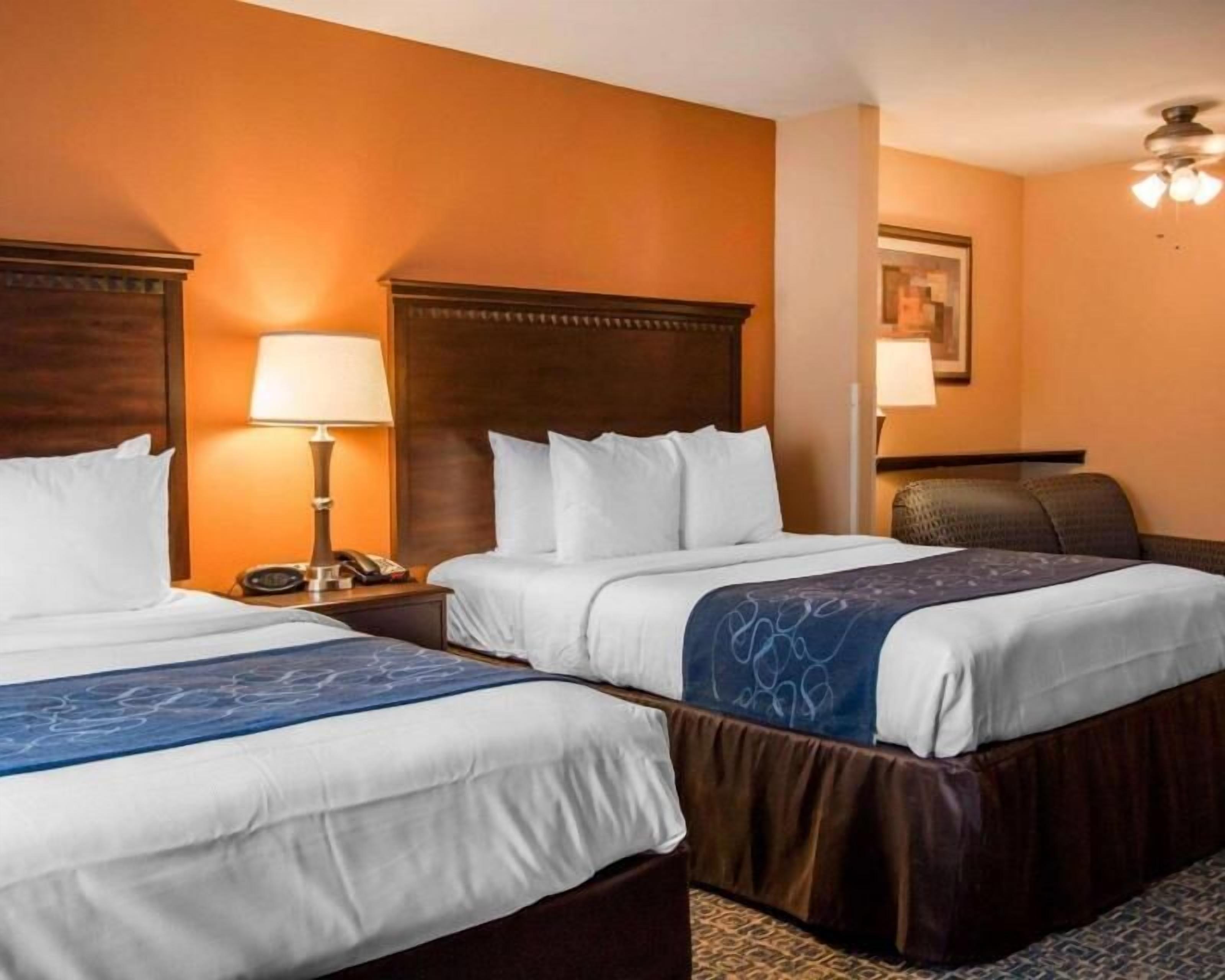 Ylelliset vuodevaatteet, tallelokero huoneessa, työpöytä, pimennysverhot