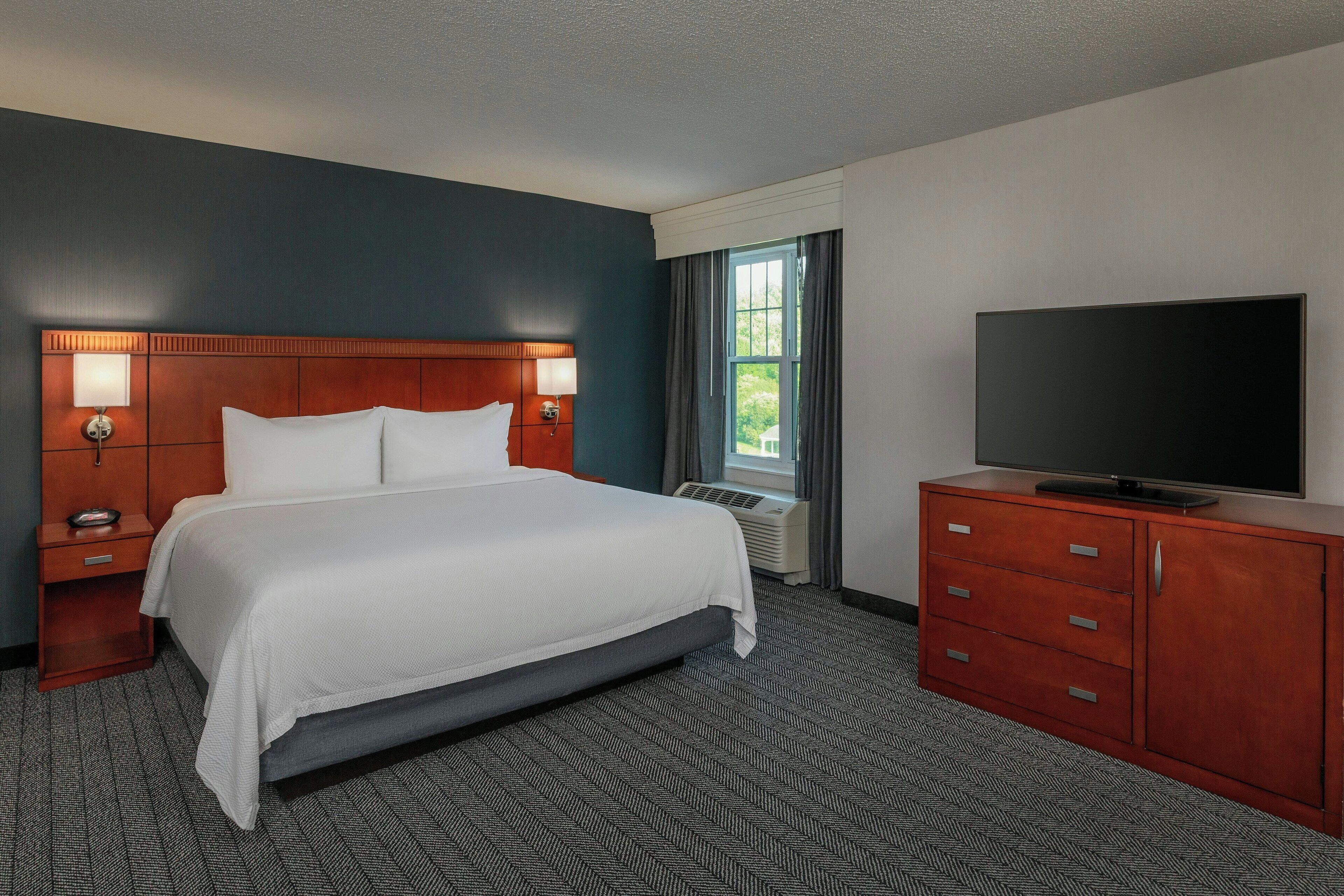 suite, 1 bedroom, non smoking | premium bedding, desk, iron/ironing board, free cots/infant beds