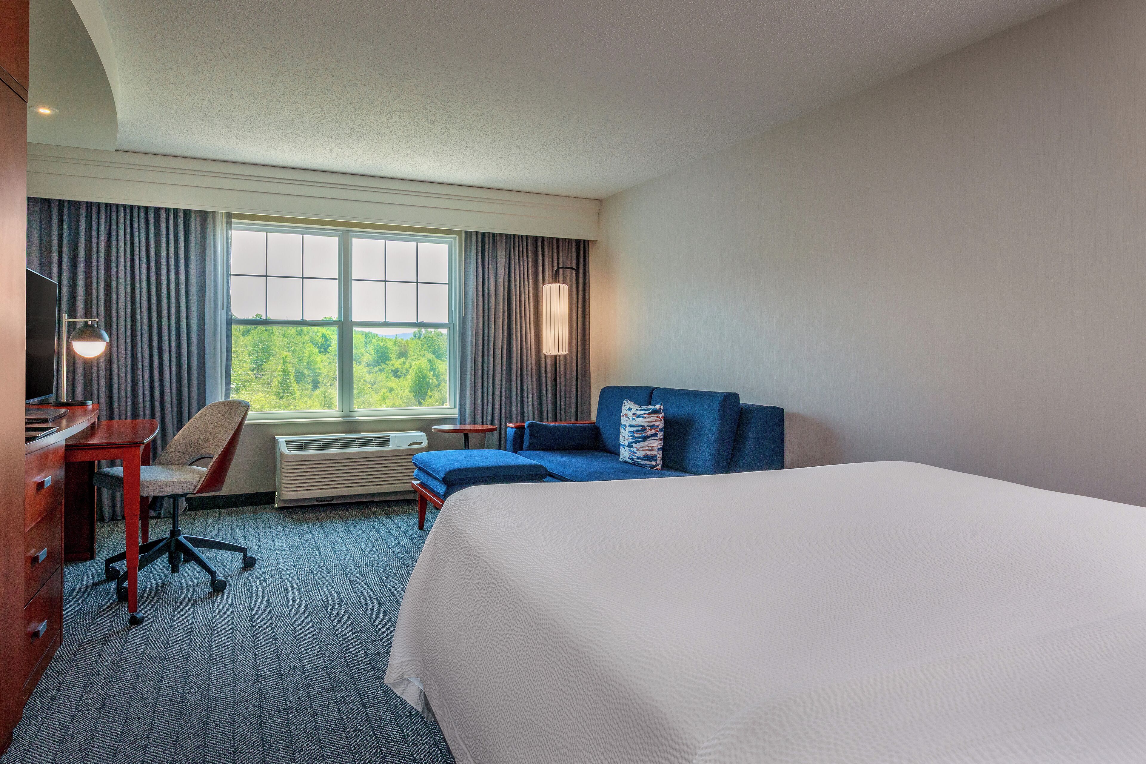 Hochwertige Bettwaren, Schreibtisch, Bügeleisen/Bügelbrett