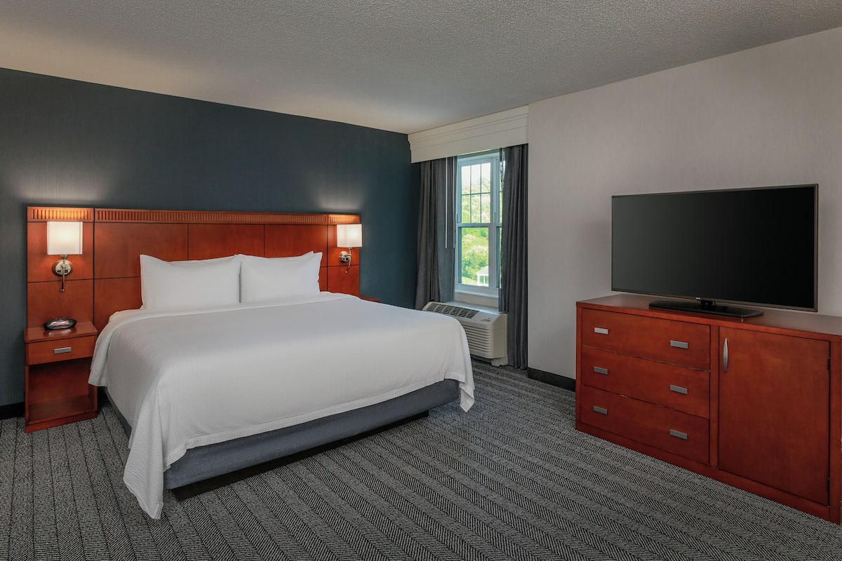 Literie de qualité supérieure, bureau, fer et planche à repasser