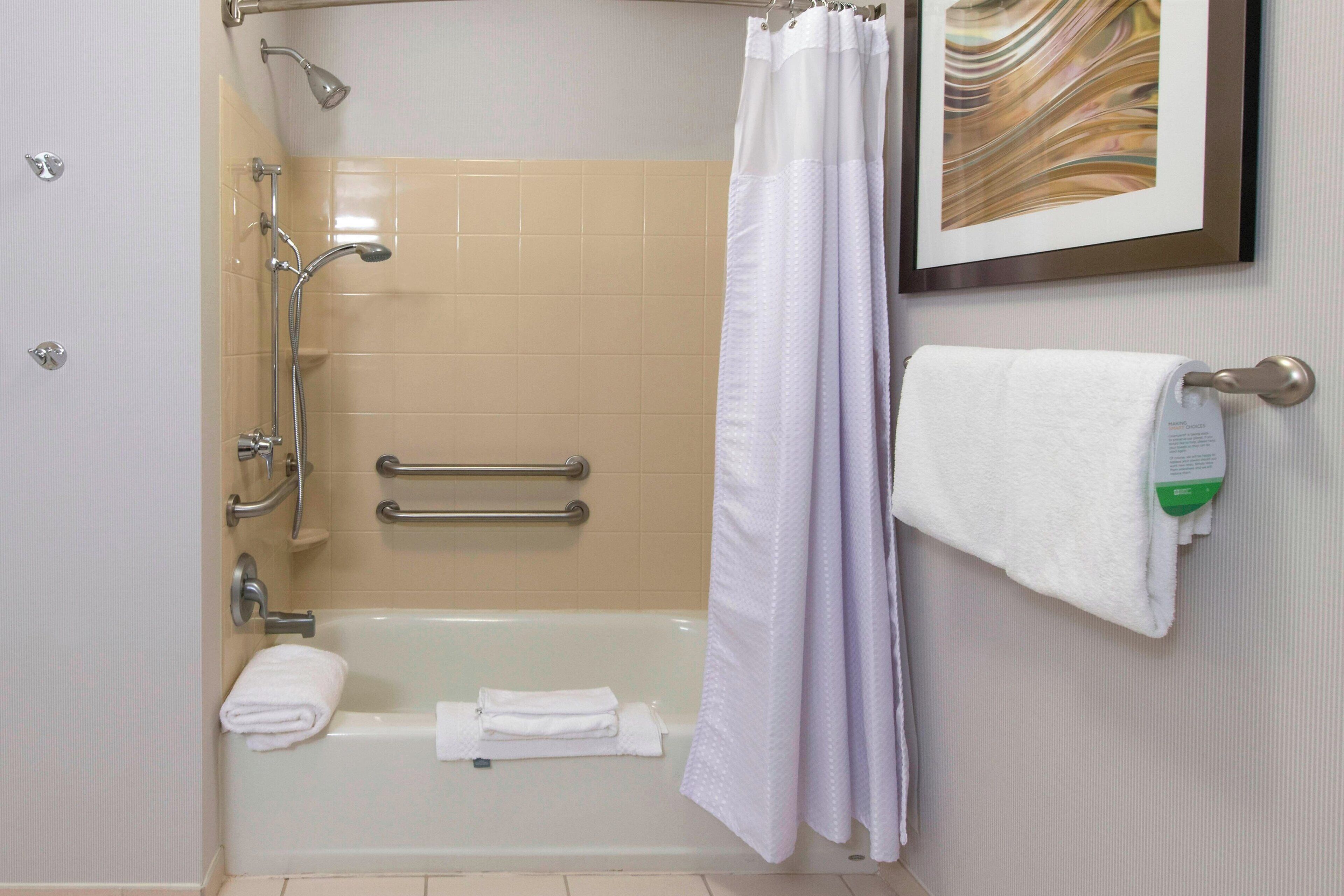 combined shower/bathtub, hair dryer, towels