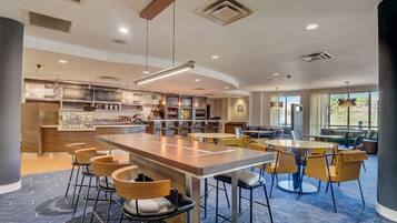 Petit déjeuner et dßner servis sur place, spécialités Cuisine américaine