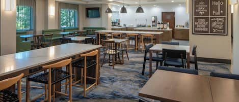 Tägliches inbegriffenes kontinentales Frühstück