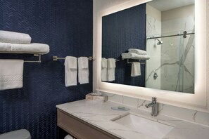 Ensemble douche/baignoire, articles de toilette gratuits, sèche-cheveux