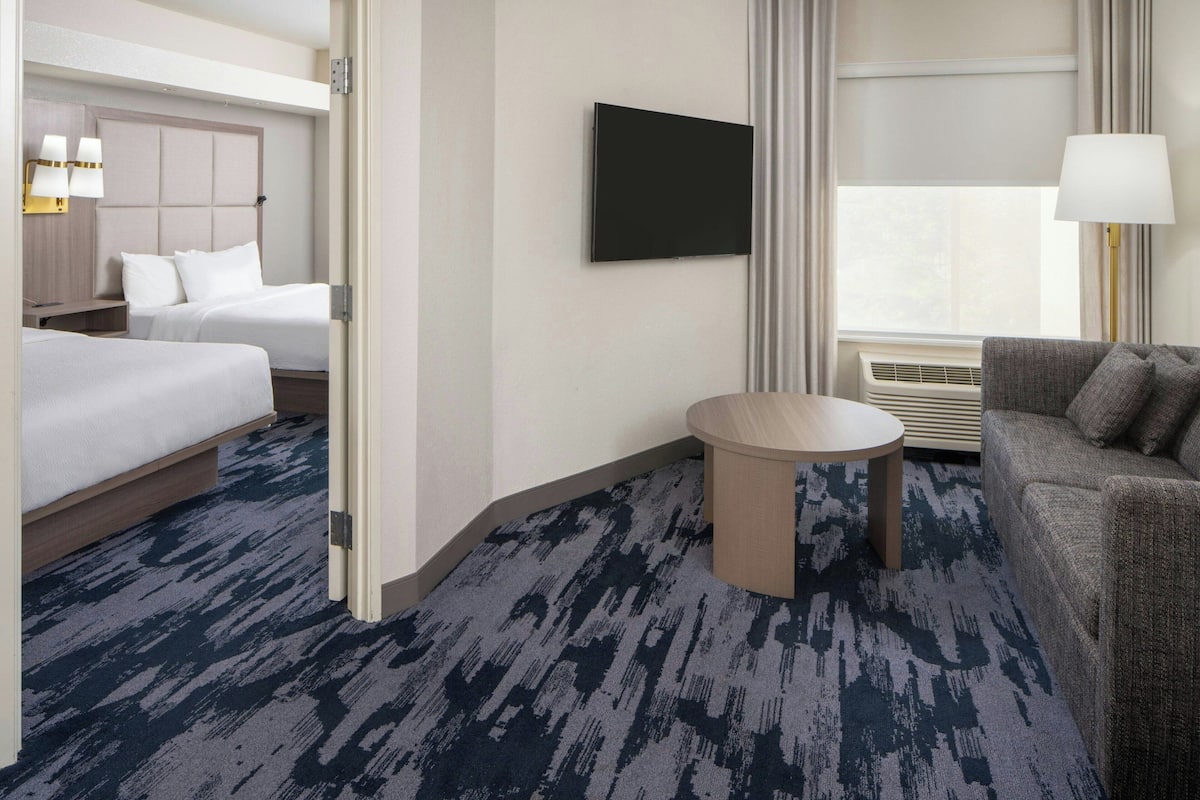 suite, 1 bedroom | hypo-allergenic bedding, pillow-top beds, in-room safe, desk