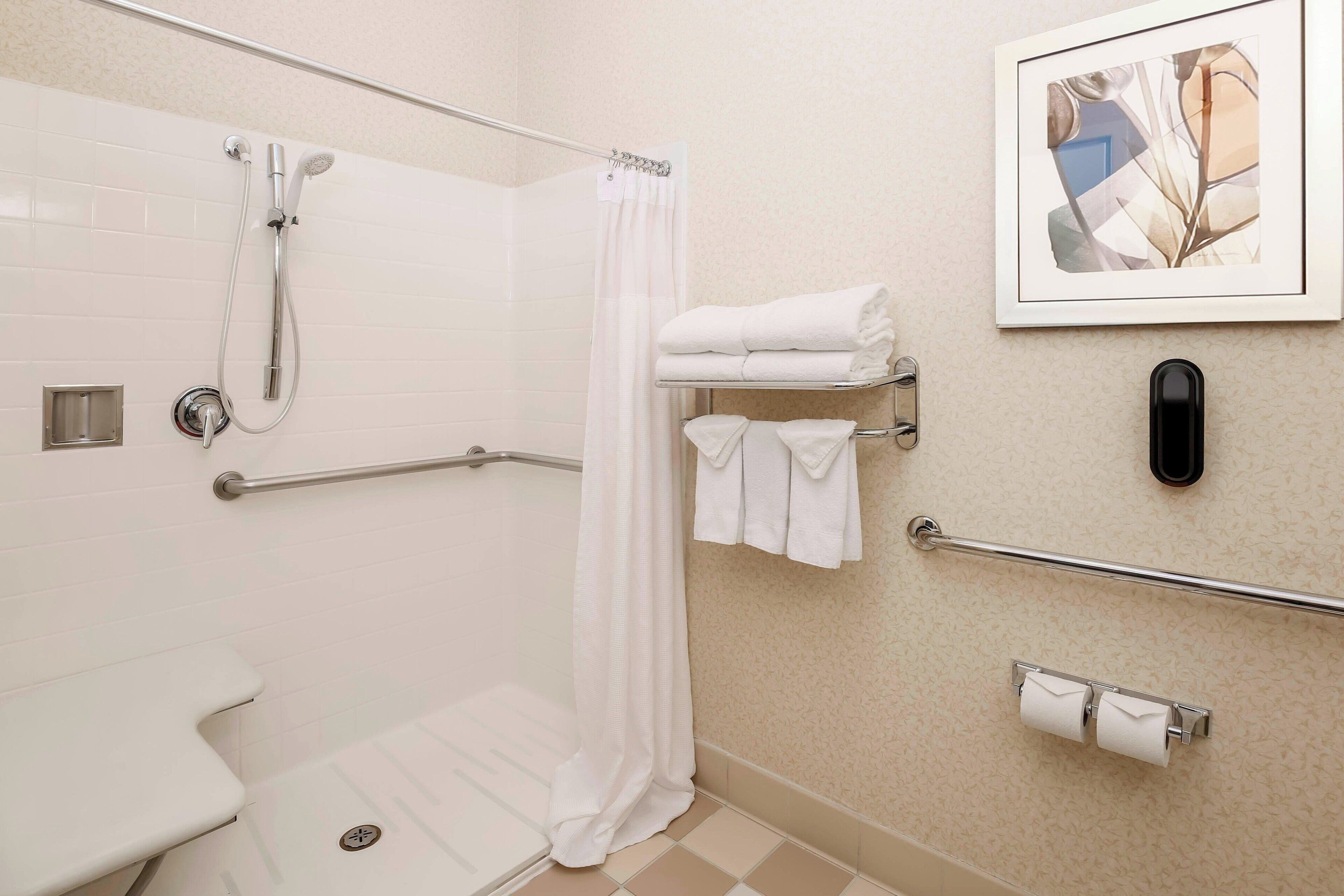 room, 1 king bed | bathroom | combined shower/bathtub, free toiletries, hair dryer, towels