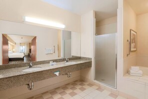 Estudio, 1 cama King size y sofá cama | Baño | Tina con regadera, amenidades de baño gratuitas, secadora de cabello 