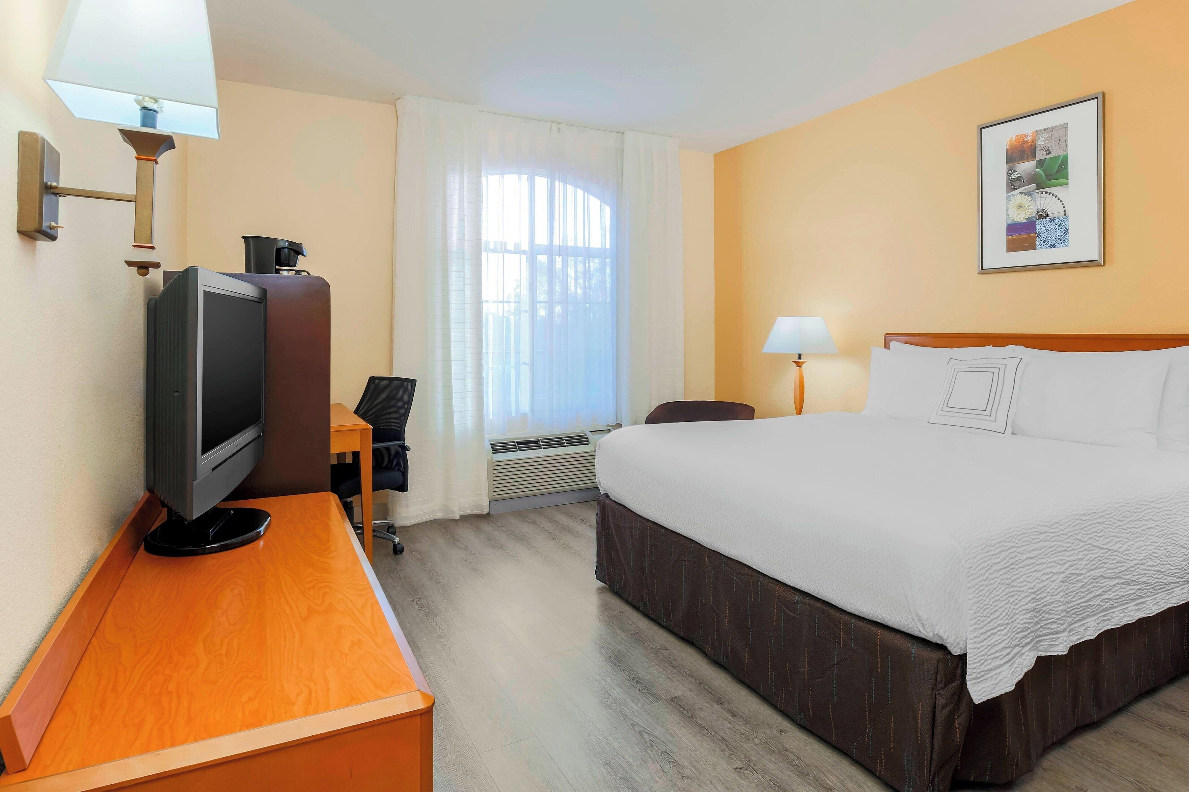 room, 1 king bed | premium bedding, pillow-top beds, in-room safe, desk