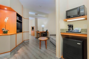 Studio, 1 King Bed with Sofa bed | Premium bedding, pillowtop beds, in-room safe, desk