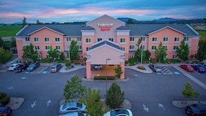 A Fairfield Inn & Suites hotel with a central entrance, parking lot, and surrounding greenery. - Fairfield Inn & Suites by Marriott Burlington (Burlington)