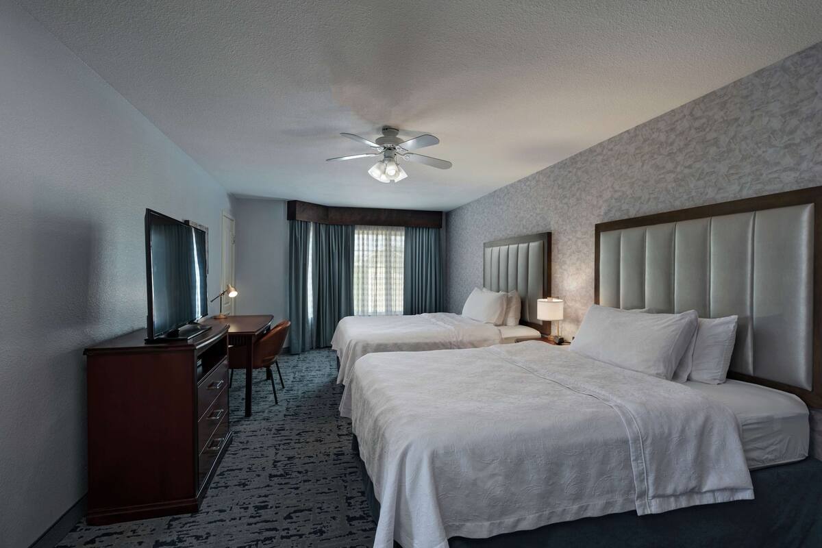 Suite, 2 Tempat Tidur Queen, akses difabel, Bebas Asap Rokok (Mobility & Hearing, Roll-in Shower) | Tirai kedap cahaya, setrika/meja setrika, dan tempat tidur bayi gratis