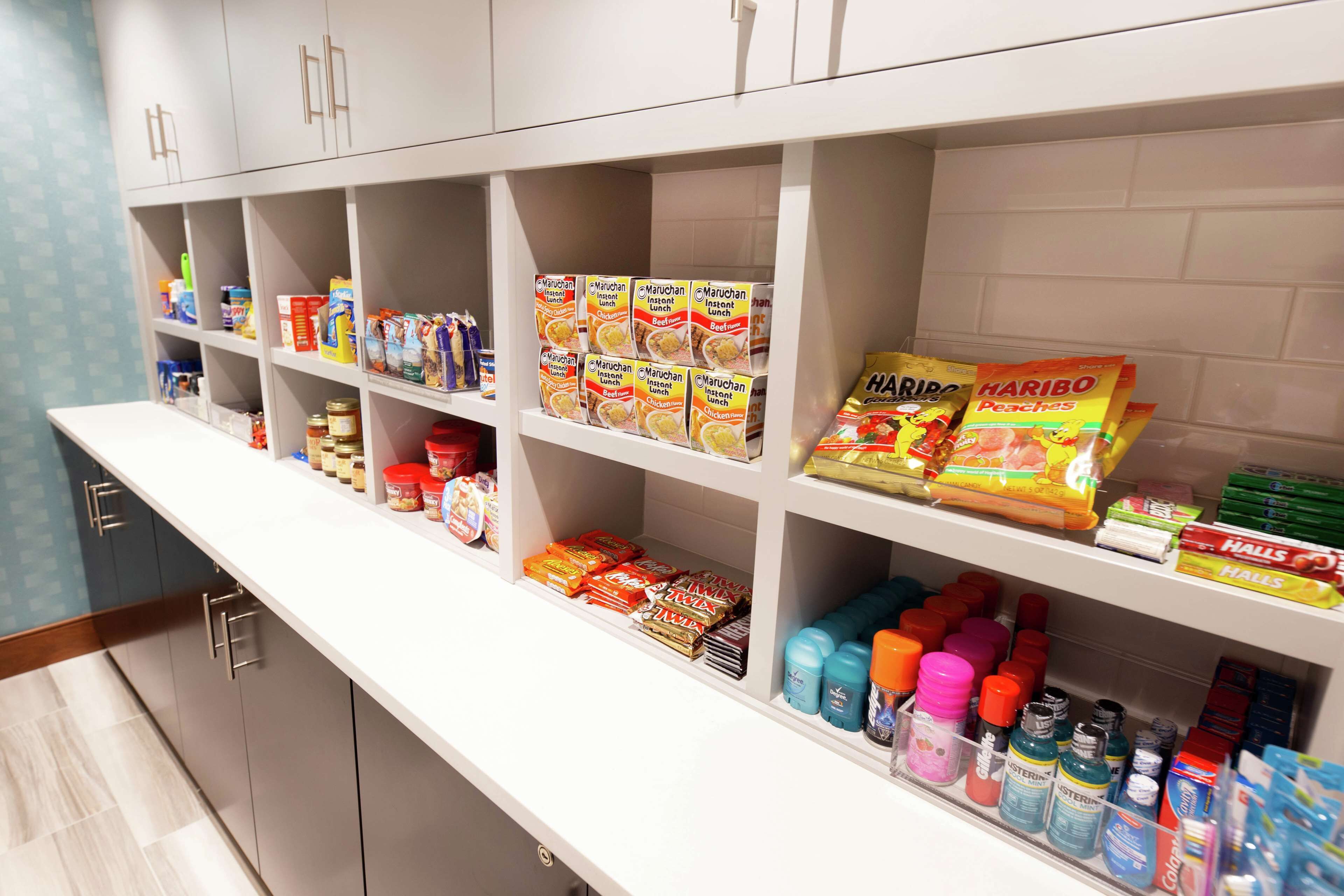Uma despensa bem organizada com diversos alimentos e temperos.