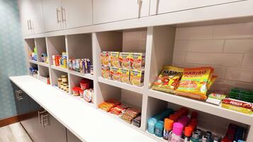 Uma despensa bem organizada com diversos alimentos e temperos.