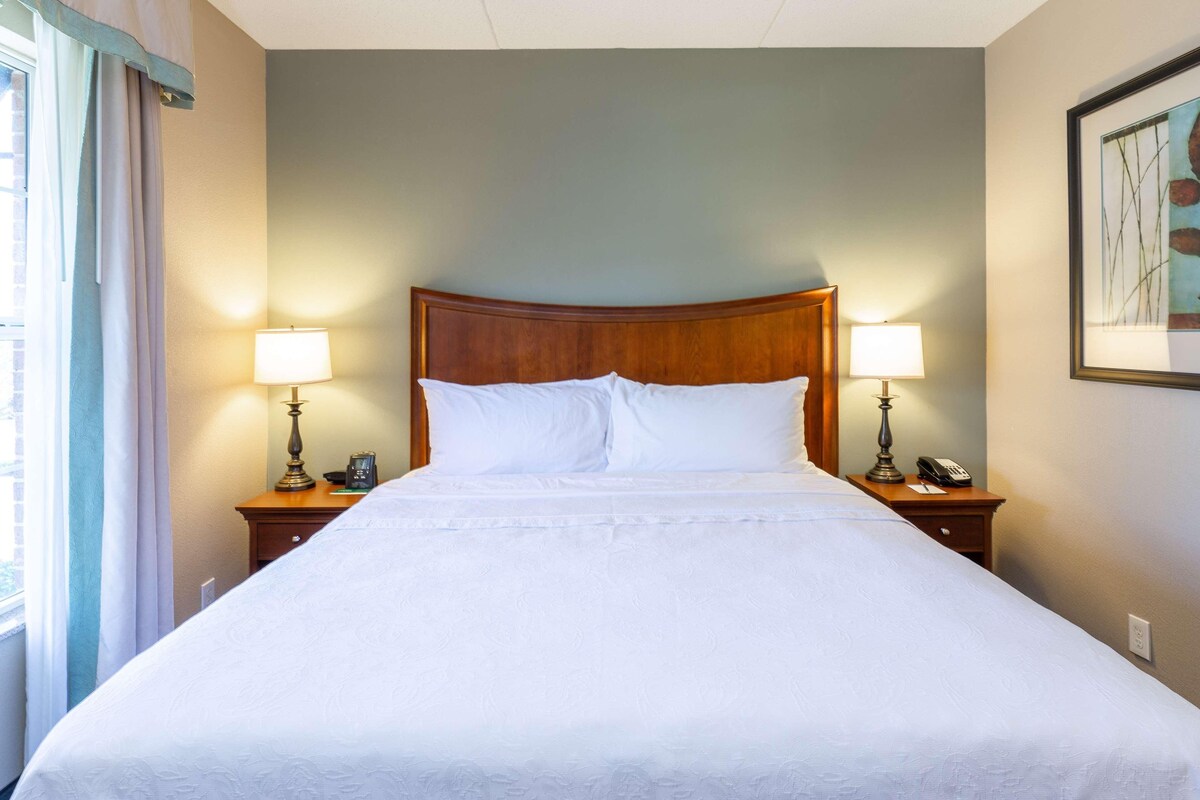 Premium bedding, in-room safe, laptop workspace, iron/ironing board