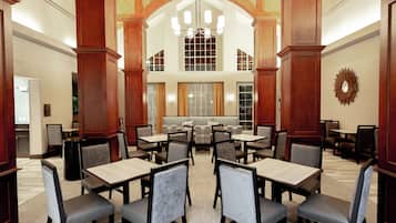 Desayuno para llevar gratuito y diario