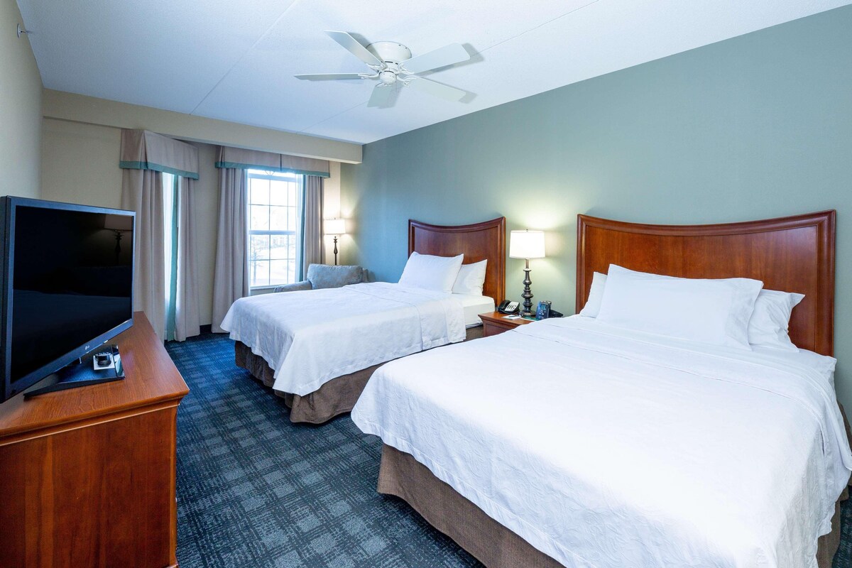 Premium bedding, in-room safe, laptop workspace, iron/ironing board