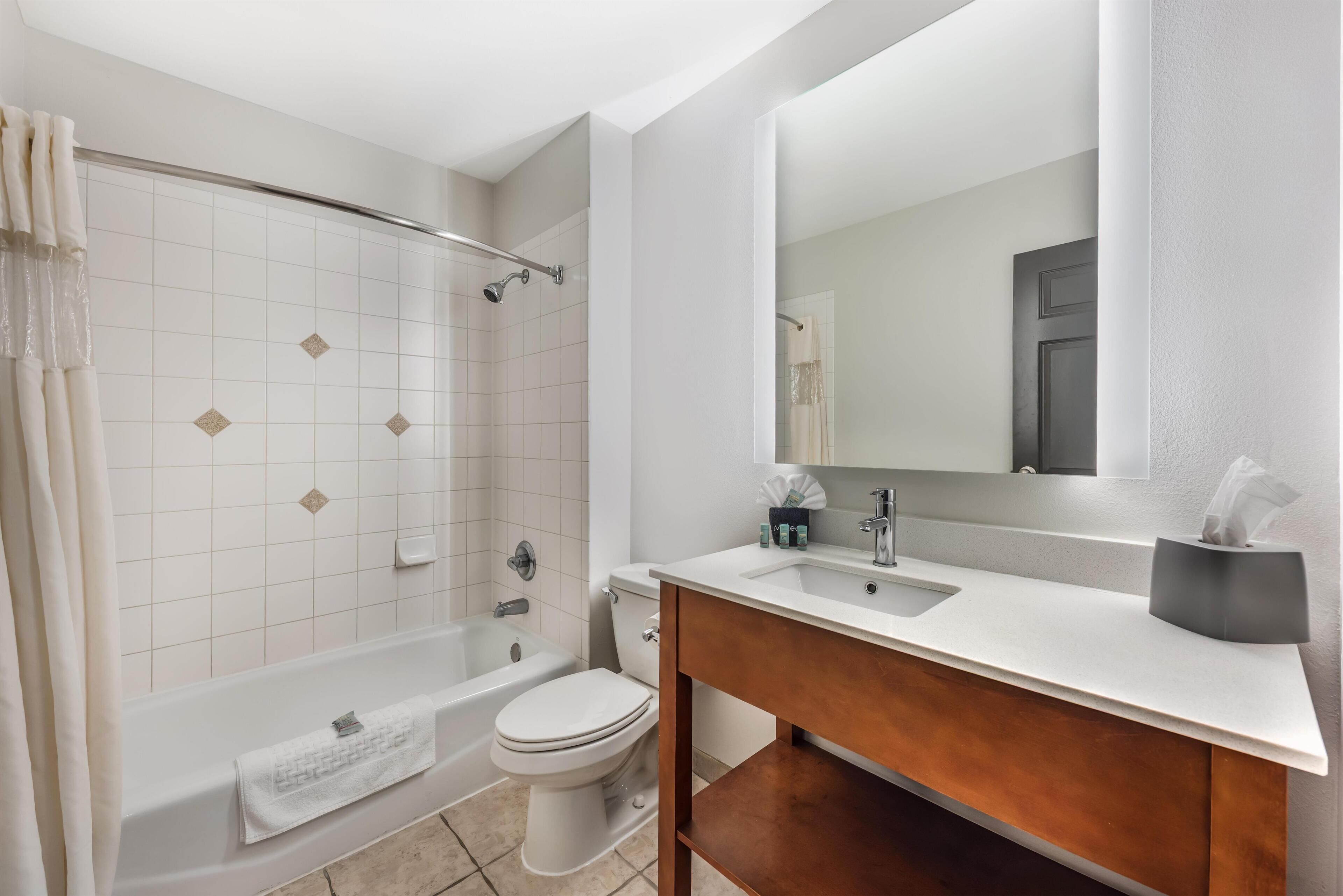 Chambre Standard, 2 grands lits, non-fumeur, réfrigérateur et four à micro-ondes | Salle de bain