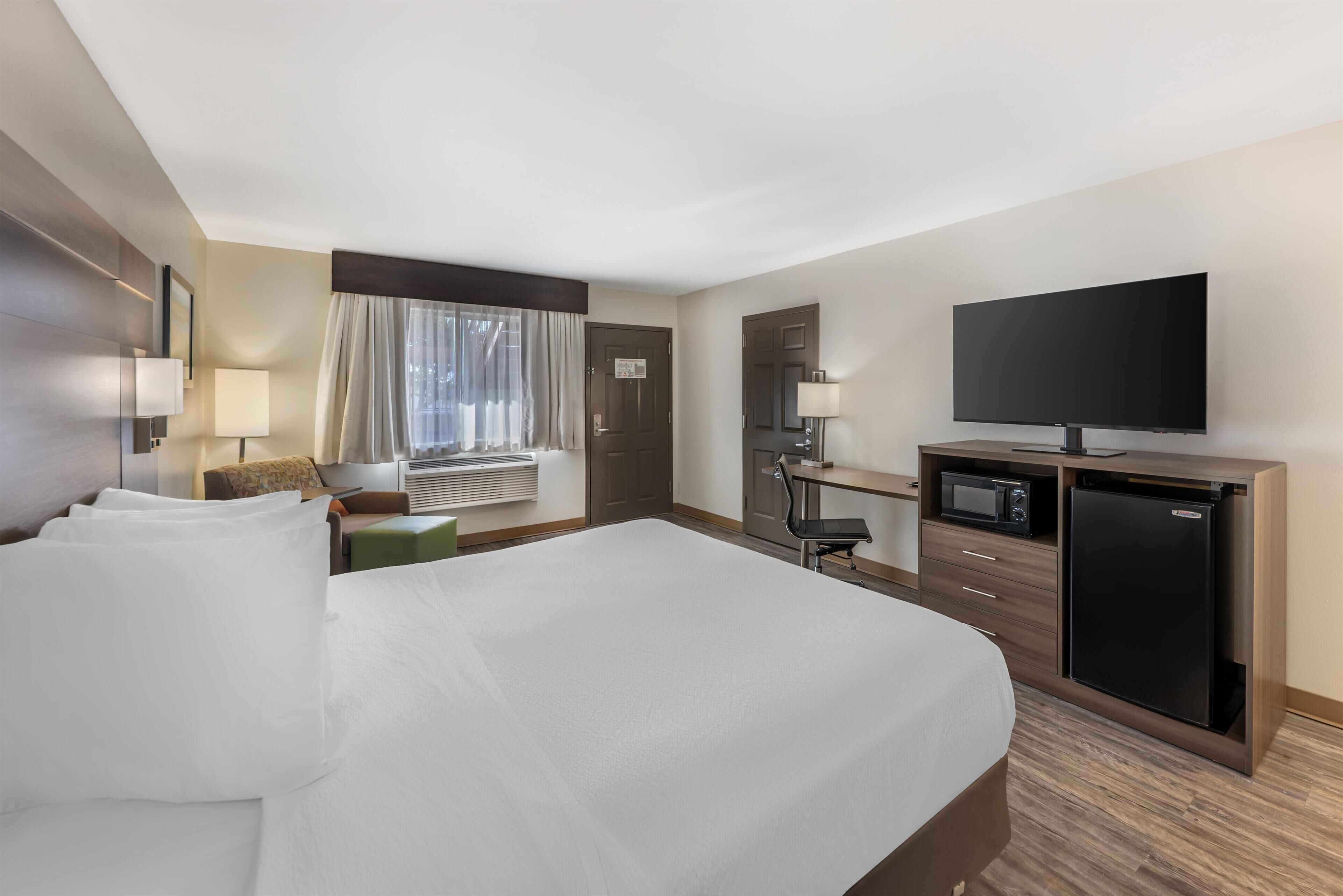 Standard Room, 1 King Bed, Non Smoking, Refrigerator & Microwave | Premium bedding, desk, laptop workspace, iron/ironing board
