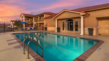 Kolam renang outdoor musiman, dengan kursi berjemur