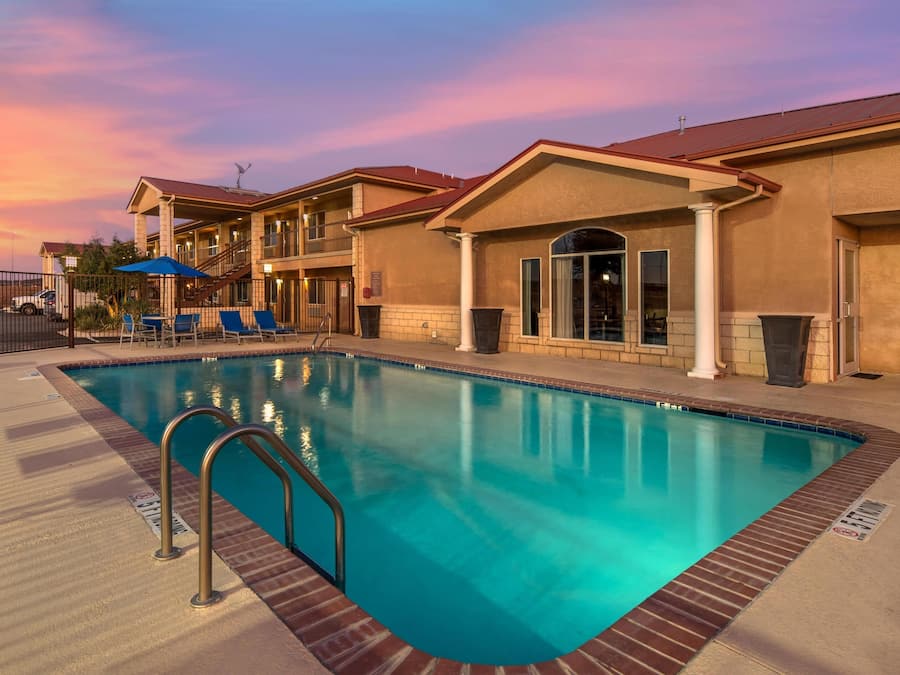 Außenpool (je nach Saison geöffnet), Liegestühle