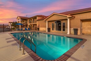 Seasonal outdoor pool, pool loungers - Best Western Dos Rios (Junction)