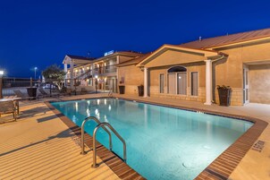 Außenpool (je nach Saison geöffnet), Liegestühle