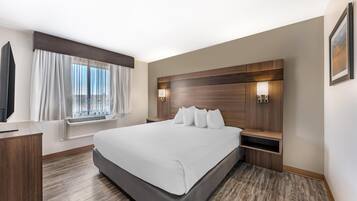 Suite, 1 King-Bett und Schlafsofa, barrierefrei, Nichtraucher (with Sofabed) | Hochwertige Bettwaren, Schreibtisch, laptopgeeigneter Arbeitsplatz