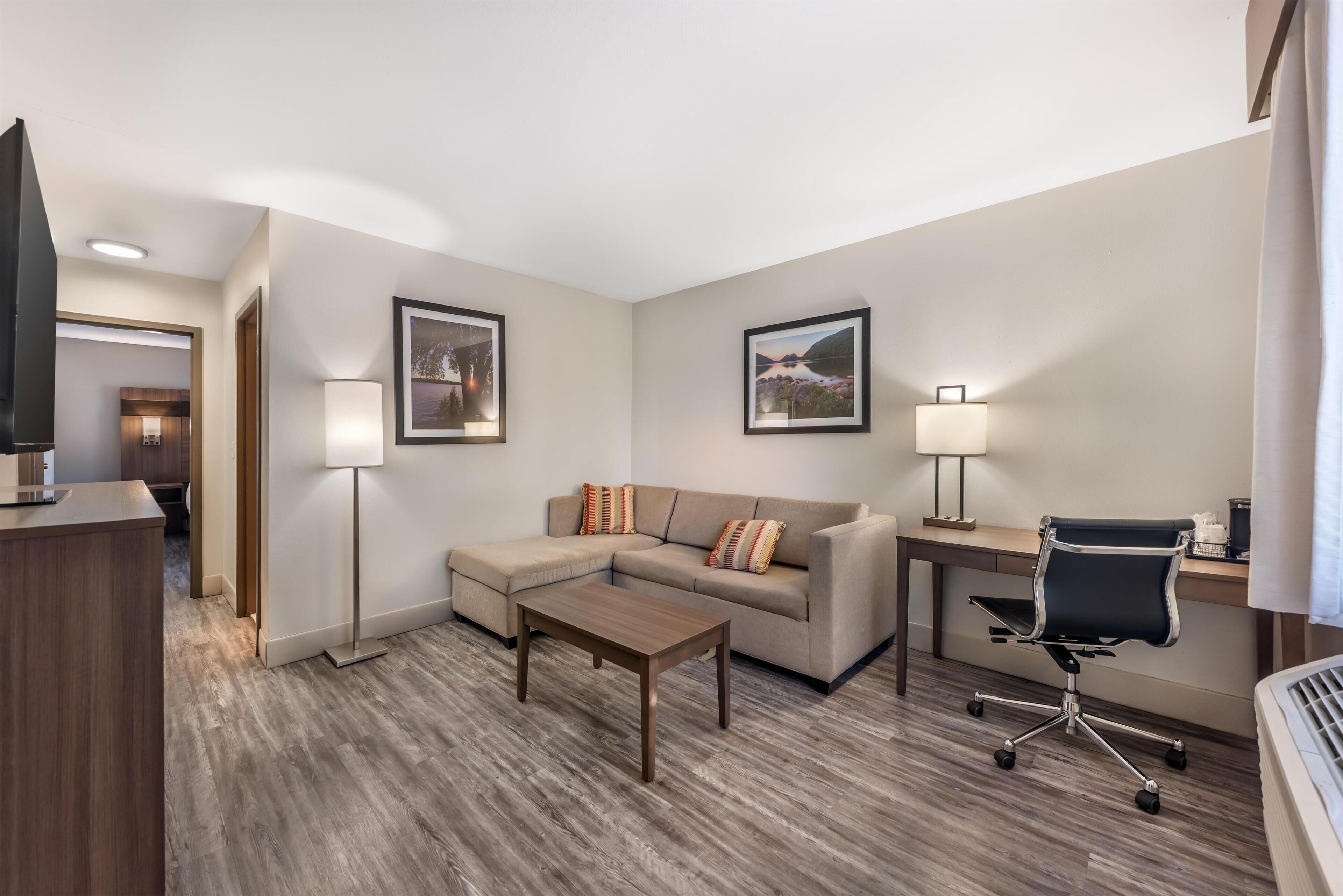 Deluxe-Suite, 1 King-Bett und Schlafsofa, Nichtraucher, Kühlschrank und Mikrowelle (with Sofabed) | Hochwertige Bettwaren, Schreibtisch, laptopgeeigneter Arbeitsplatz