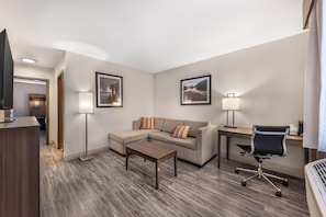 Suíte luxo, 1 cama King e sofá-cama, para não fumantes, geladeira e micro-ondas (with Sofabed) | Roupas de cama premium, escrivaninha, espaço de trabalho para notebook