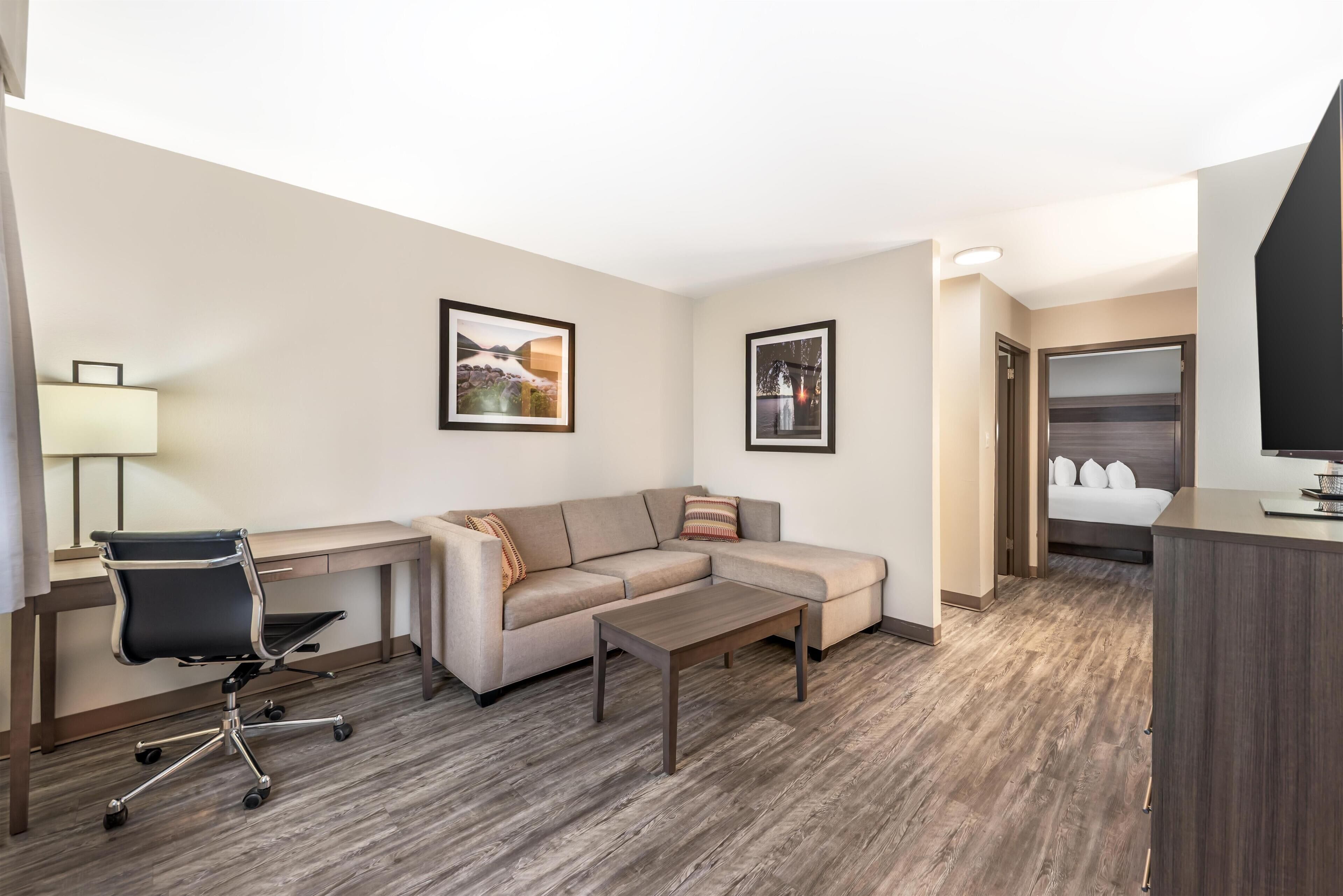 Suite, 1 très grand lit et 1 canapé-lit, accessible aux personnes à mobilité réduite (with Sofabed)
