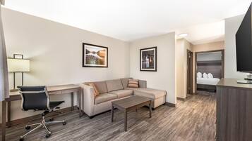 Suite, 1 trÚs grand lit et 1 canapé-lit, accessible aux personnes à mobilité réduite (with Sofabed)