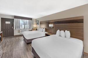 Quarto standard, 2 camas Queen, acessível, banheira | Roupas de cama premium, escrivaninha, espaço de trabalho para notebook