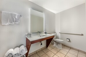 Standard Room, 2 Queen Beds, Accessible, Bathtub | Accessible bathroom - Best Western Dos Rios (Junction)