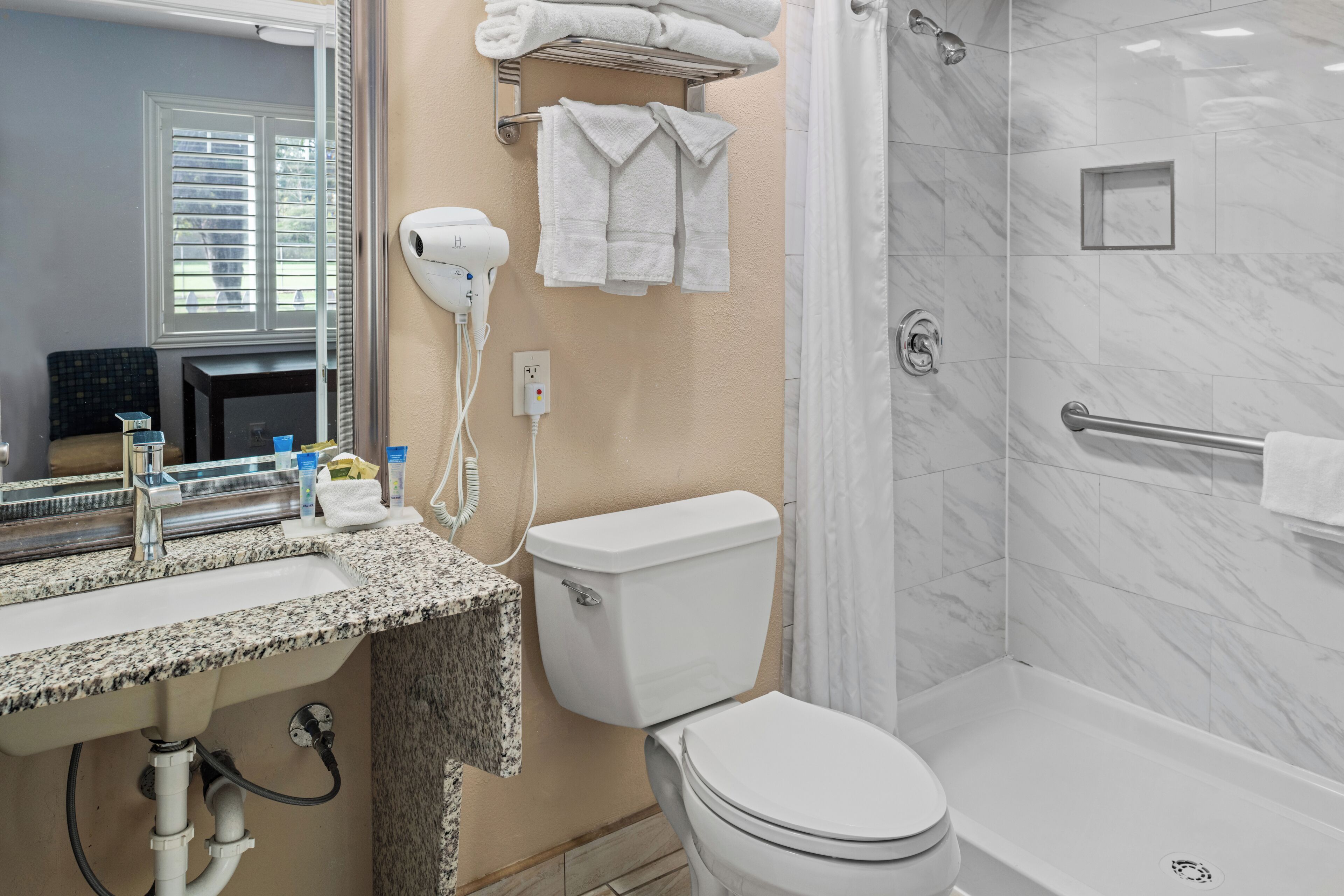 Combined shower/bathtub, hair dryer, towels