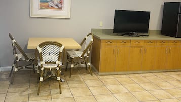 Chambre Supérieure, plusieurs lits | Restauration dans la chambre